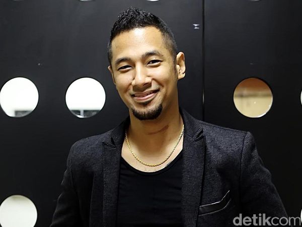 Ganteng-ganteng, 8 Artis Pria Berdarah Batak yang Memesona Wanita