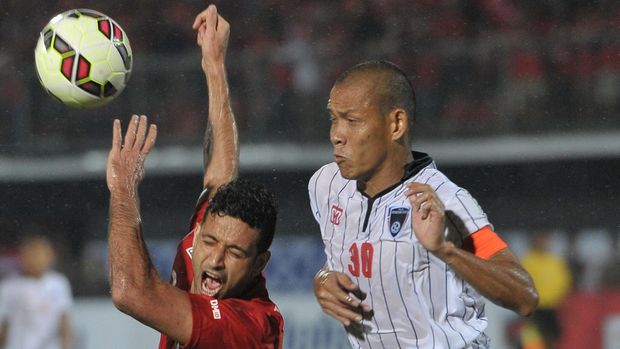 Mantan bek Timnas Indonesia Nova Arianto (kanan) ditunjuk Indra Sjafri sebagai pelatih khusus para pemain bertahan Garuda Muda. (