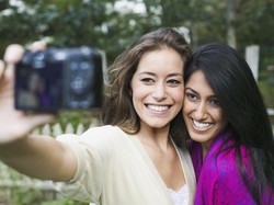 Sering Selfie Bisa Tularkan Kutu Rambut, Benarkah?