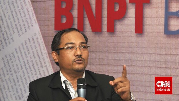 Pengamat terorisme Nasir Abbas menyampaikan pendapatnya saat diskusi mengenai ISIS di Jakarta, Kamis (19/3). Diskusi tersebut menyoroti upaya pencegahan penyebaran paham ISIS di Indonesia menyusul ditangkapnya puluhan WNI di perbatasan Turki-Suriah karena disinyalir akan bergabung dengan ISIS. ANTARA FOTO/Andika Wahyu/mes/15.
