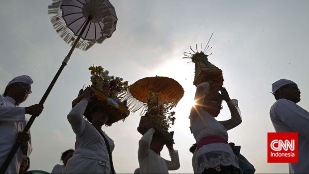 Peserta pawai ogoh-ogoh beraksi di silang Monas, Jakarta, Jumat, 20 Maret 2015. Acara yang diikuti umat Hindu seibukota itu dalam rangka menyambut datangnya Hari Raya Nyepi Caka 1937 dan Tawur Agung Kesanga 2015. CNN Indonesia/Adhi Wicaksono.