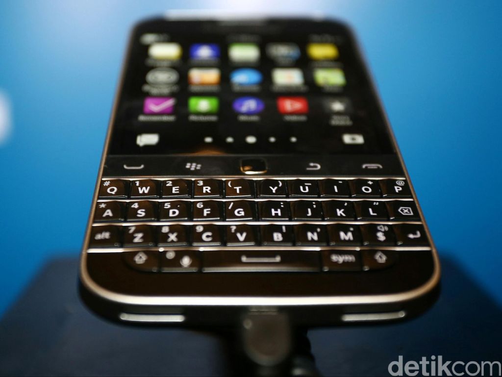 BlackBerry yang Keras Kepala Pertahankan Keyboard Fisik