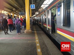 Rawan Dilempar Batu, Kaca Commuter Line Akan Diganti Akrilik