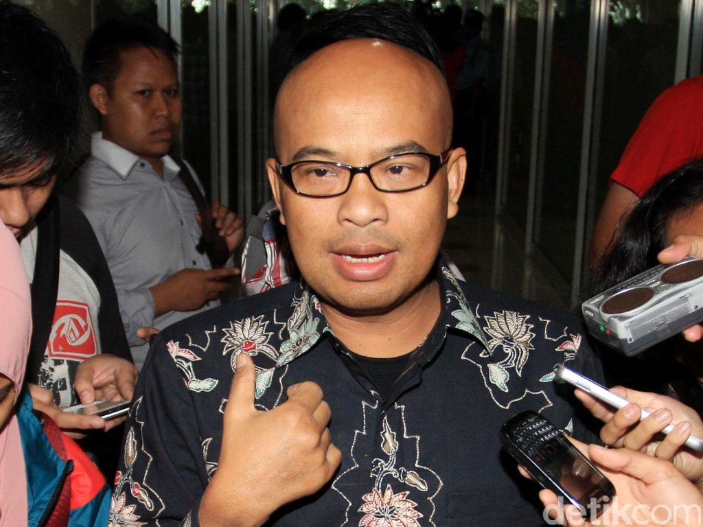 Desmon: Jika Tak Tindak Lanjuti Laporan Menteri ESDM, Bubarkan Saja MKD! Desmon: Jika Tak Tindak Lanjuti Laporan Menteri ESDM, Bubarkan Saja MKD!