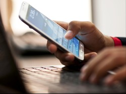 Dokter: Ponsel Bikin Penglihatan Generasi Muda Jadi Seperti Kakek-Nenek