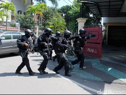 Polisi Temukan Senapan Sniper dan 20 Bom Lontong di Lokasi Baku Tembak Poso