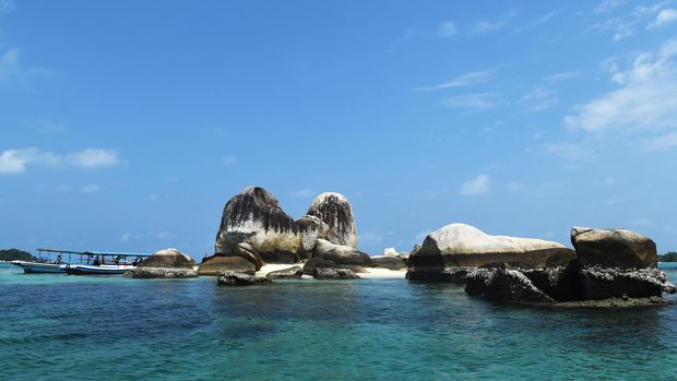 KAWASAN EKONOMI KHUSUS PARIWISATA Sejumlah kapal lego jangkar di pulau Batu Berlayar, Belitung Barat, Kamis (26/3). Kementerian Koordinator Kemaritiman mendukung pulau Belitung menjadi kawasan ekonomi khusus pariwisata dengan memberi tambahan tenaga listrik 32 MW. ANTARA FOTO/M Agung Rajasa/Rei/ama/15.