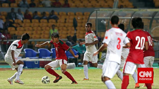 Pesepakbola Timnas Indonesia U-23 Adam Alis (18) berusaha lepas dari kawalan lawan  pada pertandingan kualifikasi Piala Asia U-23 2016 di Stadion Utama Gelora Bung Karno, Jakarta, Jumat (27/3). CNN Indonesia/Adhi Wicaksono.