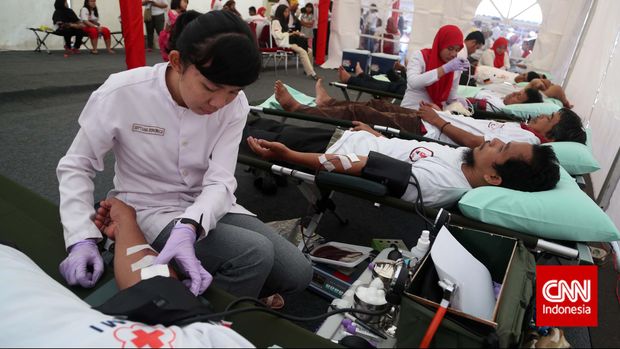 Masyarakat antusias mendonorkan darah saat berlangsungnya donor darah massal di kawasan Bundaran HI, Jakarta, Minggu, 29 Maret 2015. Saat ini kebutuhan akan darah belum seimbang dengan persediaan kantung darah. Untuk itu, dengan donor darah dari Taruna Merah Putih diharapkan bisa menambah ketersediaan darah yang sangat diperlukan oleh masyarakat yang membutuhkan. CNN Indonesia/Safir Makki