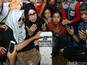 Foto Mak Vera Ada di Buku Yasin Olga Syahputra Foto Mak Vera Ada di Buku Yasin Olga Syahputra