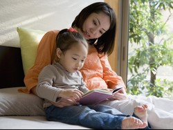 Jangan Langsung Dua Bahasa, Begini Caranya Ajarkan Bahasa pada Anak