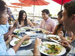 Manfaat Santap Makan Siang Bersama Rekan Kerja Satu Tim