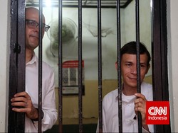 Dengar Vonis Bebas, Hotman Paris Urus 2 Guru JIS Keluar Penjara Hari Ini