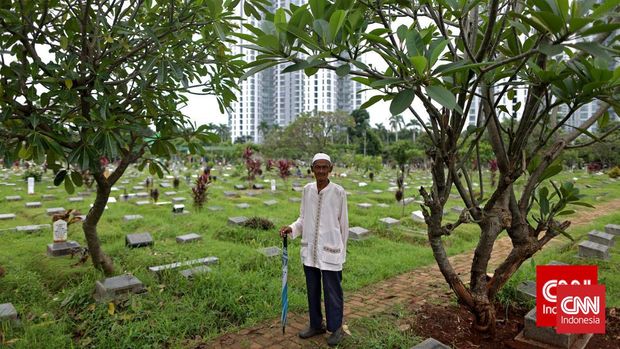 Abdurrahman (76th) Pembaca doa ziarah dan penguburan, di Tempat Pemakaman Umum (TPU) Menteng Pulo, Jakarta, Jumat, 3 April 2015. CNN Indonesia/Adhi Wicaksono.
