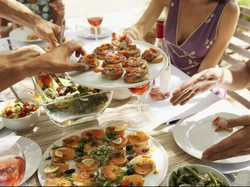 5 Keluhan Ini Menandakan Anda Kalap Makan Saat Lebaran