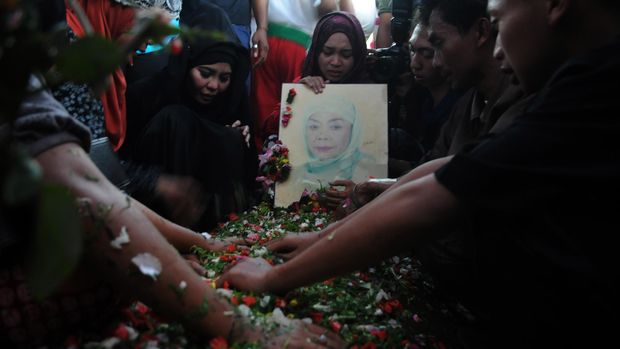 Keluarga dan kerabat berdoa di pusara komedian sekaligus seniman Betawi Mpok Nori di TPU Pondok Rangon, Jakarta Timur, Jum'at (3/4). Almarhum Mpok Nori meninggal dunia dalam usia 84 tahun di RS. Pasar Rebo akibat penyakit asma yang dideritanya. ANTARA FOTO/Indrianto Eko Suwarso/ed/NZ/15