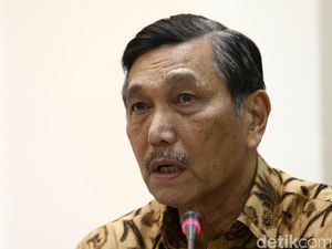 Luhut Ancam Pelaku Industri yang Jual Garam Impor