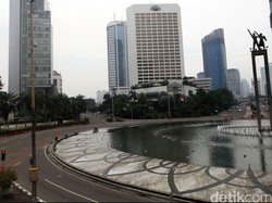 Minggu Dini Hari, Sedan Mercy Nyemplung di Bundaran HI