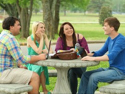 Manfaat Curhat ke Teman Soal Percintaan