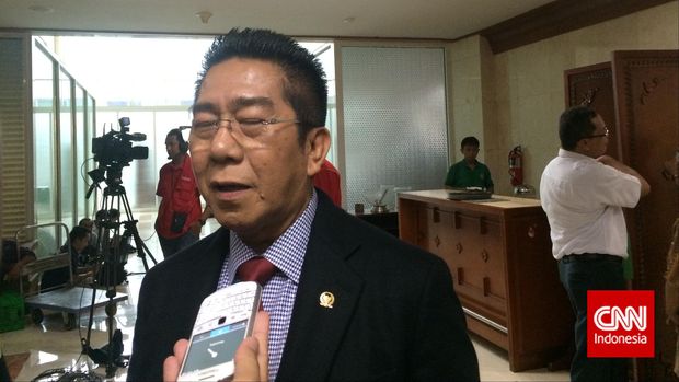 Anggota fraksi PDIP Henry Yoso Yang awalnya bertugas di Komisi II, pindah ke Komisi III menggantikan Dwi Ria Latifah.