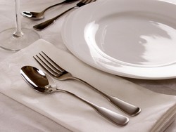 Trik Simpel Turunkan Berat Badan: Pakai Piring Ukuran Kecil