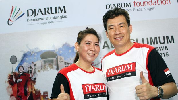 SUSI SUSANTI DAN ALAN BUDI KUSUMA Mantan pebulutangkis nasional Susi Susanti (kiri) dan suaminya Alan Budi Kusuma saat menghadiri acara Audisi Umum Djarum Beasiswa Bulutangkis 2015 di Medan, Sumatera Utara, Selasa (7/4). Susi dan suaminya Alan merupakan pasangan peraih medali emas nomor perseorangan bulutangkis Olimpiade Barcelona 1992. ANTARA FOTO/Septianda Perdana/ss/mes/15