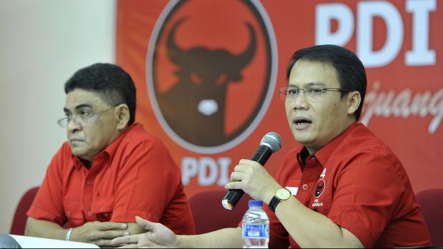 Wakil Sekretaris Jenderal Dewan Pimpinan Pusat PDIP Ahmad Basarah (kanan) didampingi Panitia Pengarah Kongres IV Partai Demokrasi Indonesia Perjuangan (PDIP) Andreas Hugo Pareira (kiri) memberikan keterangan pers terkait rencana pelaksanaan kongres partai tersebut di Kantor DPP PDI Perjuangan, Lenteng Agung, Jakarta Selatan (7/4). Ahmad Basarah menyatakan Kongres PDI Perjuangan di Bali pada 8-12 April akan mengukuhkan kembali Megawati Soekarnoputri sebagai Ketua Umum PDI Perjuangan periode 2015-2020. ANTARA FOTO/Andika Wahyu/mes/15.