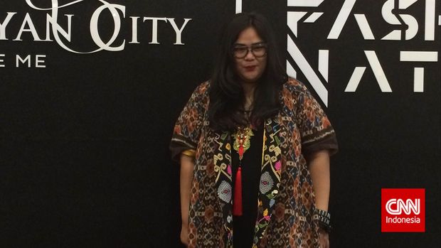 Desainer Mel Ahyar saat fashion show koleksi batiknya di Fashion Nation, Senayan City, Kamis (9/4).