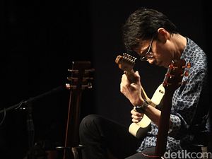Video: Menikmati Pertunjukan Gitar Ramadan Tohpati Video: Menikmati Pertunjukan Gitar Ramadan Tohpati