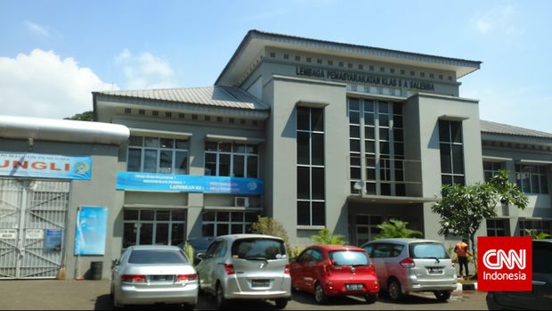 Kepala Tim Narcotic Investigation Centre (NIC) Direktorat Narkoba Mabes AKBP Kristian Siagian dan anak buahnya menyambangi Lembaga Pemasyarakatan (LP) dan Rumah Tahanan (Rutan) Salemba, di Jakarta, Jumat (10/4). (CNN Indonesia/Aghnia Adzkia)