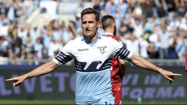 Miroslav Klose memecahkan rekor Gerd Mueller sebagai pencetak gol terbanyak di Piala Dunia.