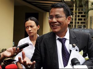 Diremehkan Pengacara Roy Suryo, Ini Balasan Hotman Paris