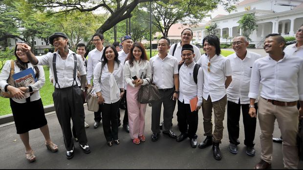 Kelompok pekerja seni, industri kreatif, aktivis lingkungan serta musisi menjawab pertanyaan wartawan usai bertemu dengan Presiden Joko Widodo di Istana Merdeka, Jakarta, Rabu (15/4). Pertemuan yang dihadiri musisi Abdi - Slank, Jerinx - SID, Adi MS, Marzuki, dan lain-lain tersebut untuk menyerap aspirasi dari para aktivis dalam bidang lingkungan hidup, seni dan budaya, musik dan film. ANTARA FOTO/Yudhi Mahatma/ed/pd/15