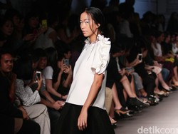 Editors Choice: Stylish dengan Atasan Ruffle Harga di Bawah Rp 240 Ribu