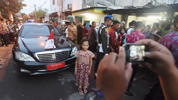 Para warga Sumut saat berfoto bersama mobil kepresidenan. (