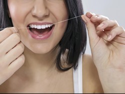 Terlalu Brutal Saat Flossing, Infeksi di Gusi Menjalar Sampai Kaki