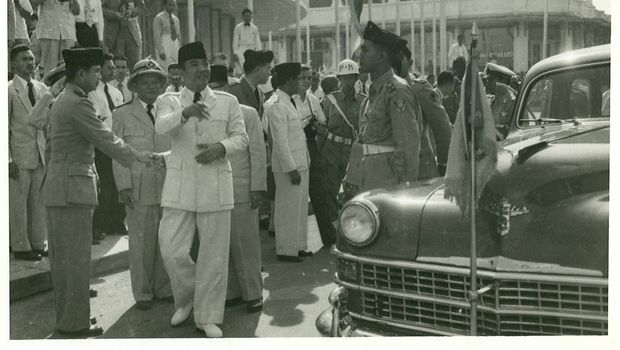 SUKARNO'S ARRIVAL. Indonesian President Soekarno arrived at Asia Africa Street on April 18, 1955. (Source: Asian-African Conference Museum)