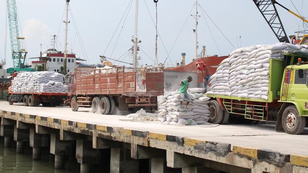 Sejumah pekerja  melakukan bongkar muat pupuk di Pelabuhan Rakyat, Gresik, Jawa Timur, Minggu (19/4). PT Petrokimia Gresik berencana mengimpor pupuk jika terjadi hambatan produksi yang mengancam pemenuhan alokasi penyaluran pupuk bersubsidi, berdasarkan peraturan Meneri Pertanian pada 2015 sebesar 5,2 juta ton. ANTARA FOTO/Sahlan Kurniawan/ss/nz/15.