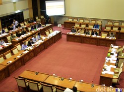 Rapat dengan Menkum HAM, Komisi III Kritik Pemerintah Soal Pekerja China
