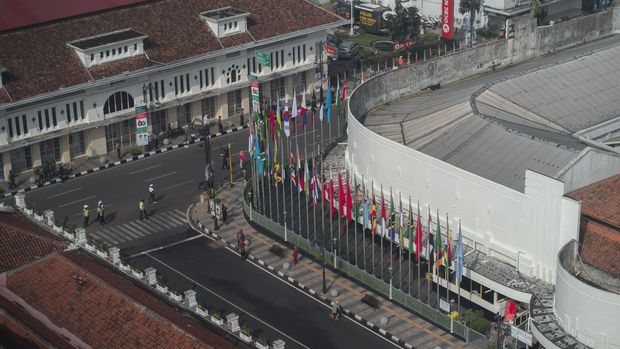PERINGATAN KE-60 KAA Gedung Merdeka Bandung Seorang warga berdiri di depan Museum Asia Afrika yang telah dipasangi sejumlah bendera negara peserta peringatan ke-60 Tahun Konferensi Asia Afrika (KAA) di Jalan Asia Afrika, Bandung, Jawa Barat, Selasa (21/4). Berbagai persiapan terus dilakukan untuk lancarnya Peringatan ke-60 KAA yang akan berlangsung di Jakarta dan Bandung, 19-24 April 2015. ANTARA FOTO/Widodo S. Jusuf/nz/15.