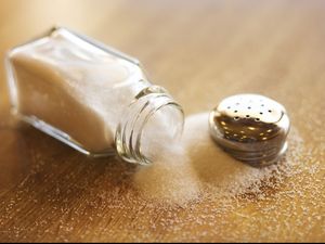 3 Tanda Anda Terlalu Banyak Makan Garam