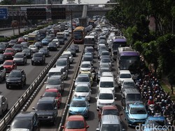 Hari Pertama Masuk Sekolah, Lalin di Jakarta Mulai Padat