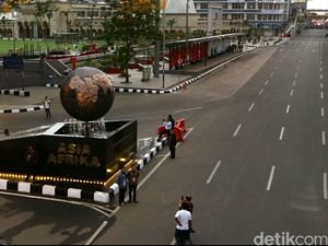 Sore Ini Ribuan Warga Bandung Bukber di Jalan Asia Afrika Sore Ini Ribuan Warga Bandung Bukber di Jalan Asia Afrika