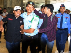 Demo Tolak Sutiyoso Jadi KaBIN, Lima Mahasiswa Diamankan Pamdal DPR
