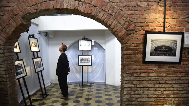 Pengunjung mengamati foto-foto tentang Konferensi Asia Afrika tahun 1955 di Gedung de Vries, Bandung, Jawa Barat (22/4). Pameran yang diselenggarakan Museum Sejarah Kota Bandung ini untuk menyambut peringatan KAA ke-60. ANTARA FOTO/AAC2015/Hafidz Mubarak A./nz/15