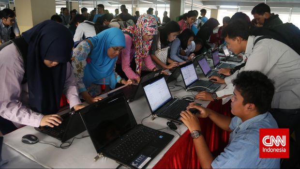 Para pencari kerja mengisi data di laptop yang disediakan penyelenggara saat pameran bursa kerja di Balai Kartini, Jakarta, Jumat, 24 April 2015. Berdasarkan data Badan Pusat Statistik (BPS), tenaga kerja sektor formal di 2014 sebanyak 40,6 persen sementara sisanya informal. Klasifikasi dari para angkatan kerja informal, sebanyak 26,09 merupakan pekerja paruh waktu, status setengah pengangguran sebanyak 9,68 persen dan yang berstatus pengangguran terbuka sebanyak 7,24 persen. CNN Indonesia/Safir Makki