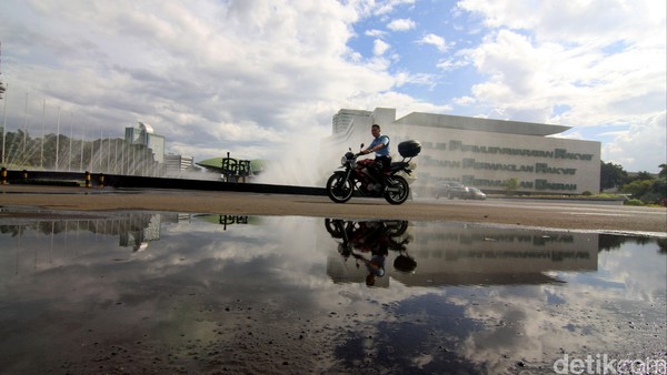 Pembangunan gedung baru untuk DPR RI menuai kritikan berbagai pihak walaupun Ketua DPR Setya Novanto menyebut Presiden Jokowi telah setuju pembangunan tersebut. Tetapi Presiden Jokowi belum teken Perpres tentang pembangunan Gedung DPR. Lamhot Aritonang/detikcom.