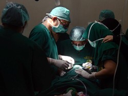 Menggantung Harapan pada Benang Bedah Produksi dalam Negeri