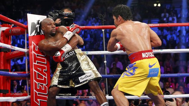 Floyd Mayweather Jr. menang angkat atas Manny Pacquiao pada pertarungan pertama Mei 2015.