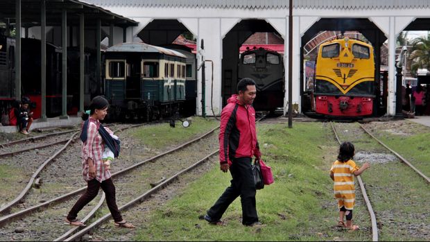 Wisatawan mengunjungi Museum Kereta Api di Ambarawa, Kabupaten Semarang, Jateng, Minggu (3/5). Pemerintah Provinsi Jawa Tengah menargetkan jumlah wisatawan yang berkunjung ke Jateng sebesar 32 juta orangn atau meningkat dari jumlah kunjungan 2014 sebanyak 30,21 juta orang. ANTARA FOTO/Aditya Pradana Putra/Rei/pd/15.